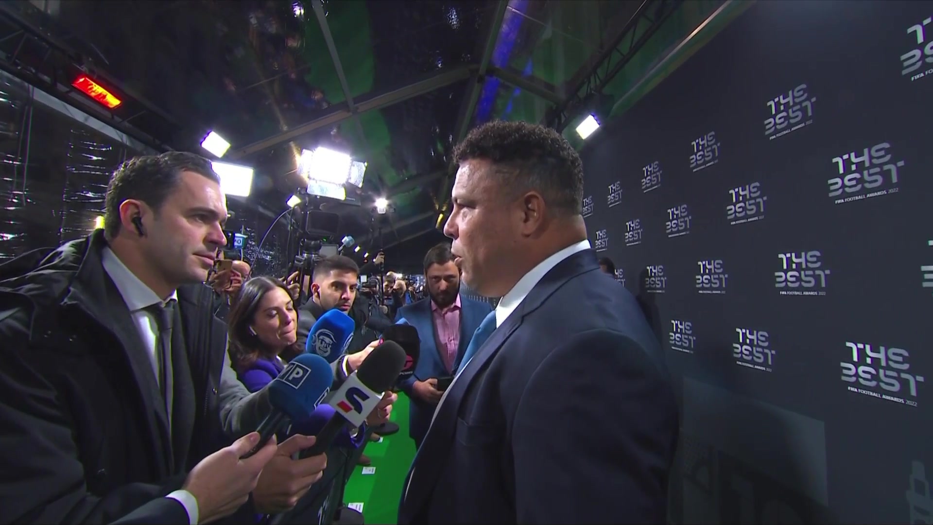 笑喷了！黑人小伙这是模仿西蒙斯空篮不投么？