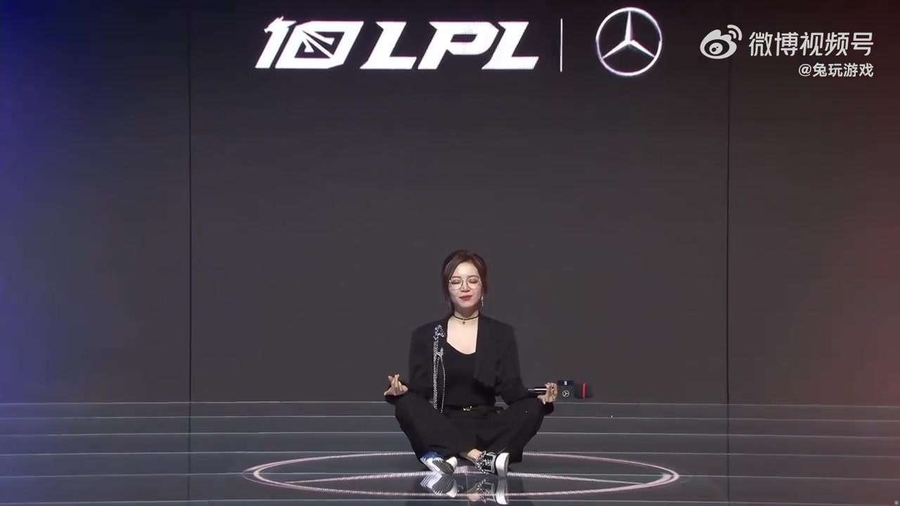 真有你的！LPL主持人余霜模仿哈兰德打坐庆祝动作（余霜主持英雄联盟的视频）