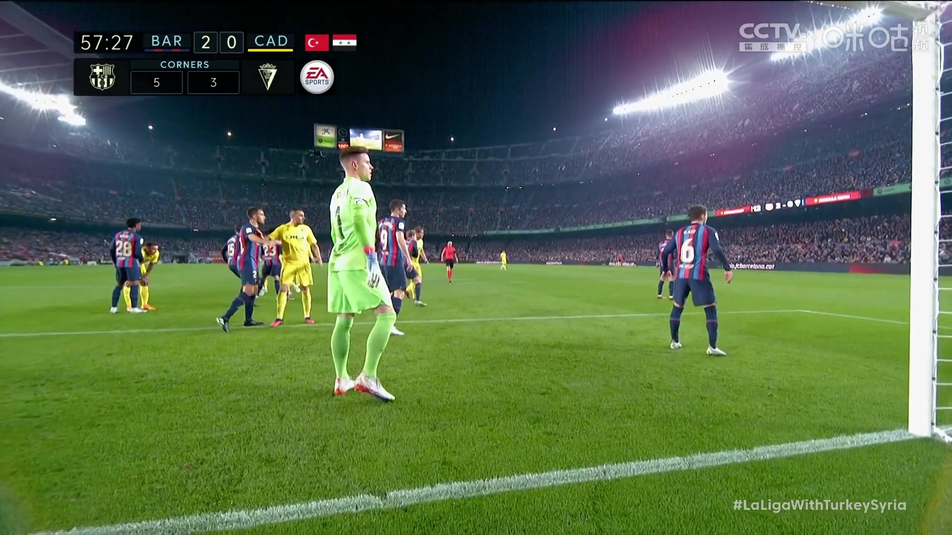 （王哲林打3v3）君子动口不动手！遭对手故意夹胳膊，王哲林口头教训对手！