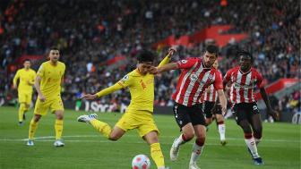 （米切尔 1）米切尔与康利场边聊天 爵士给出消息表示米切尔伤情并不严重