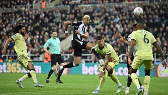 希望无碍！米切尔落地受伤离场，随后返回与教练场边聊天讨论