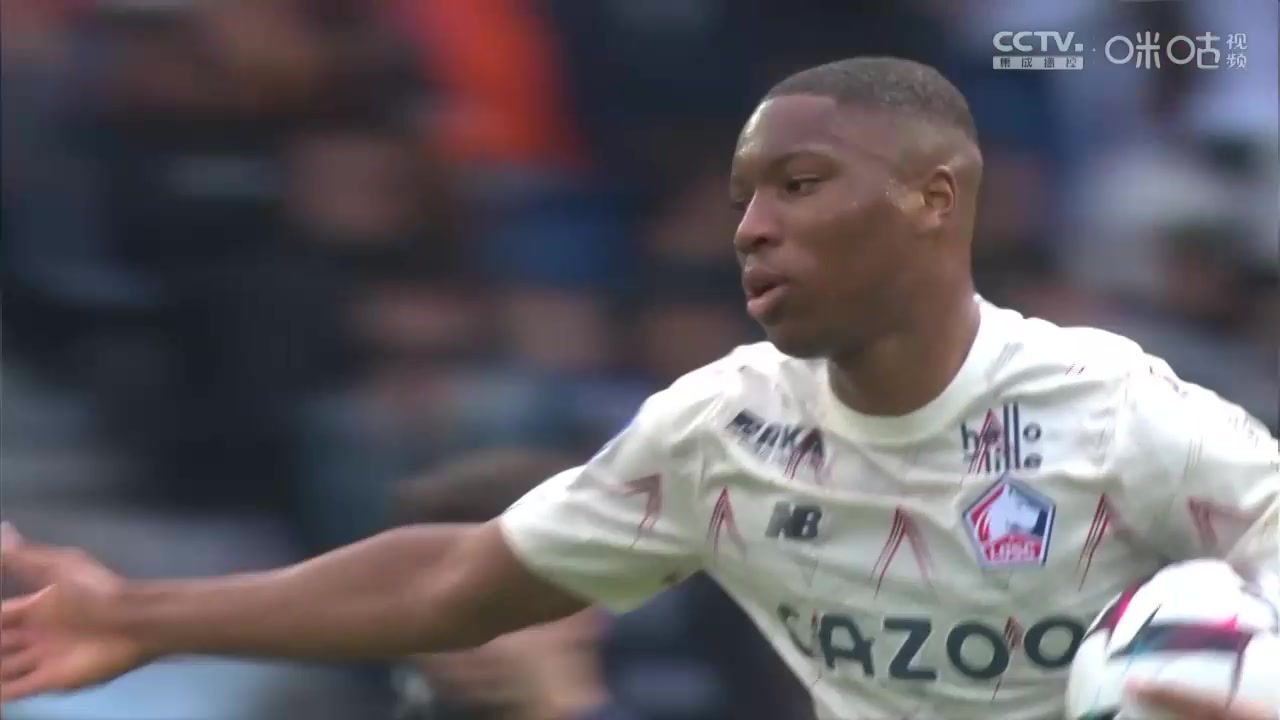 （西蒙斯和恩比德合照）可恶，又被他装到了！