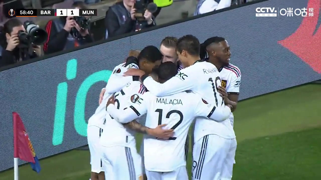 （特雷-杨33分卡佩拉砍20+11 老鹰轻）简直无情！特雷-杨助飞卡佩拉空接隔扣恩比德