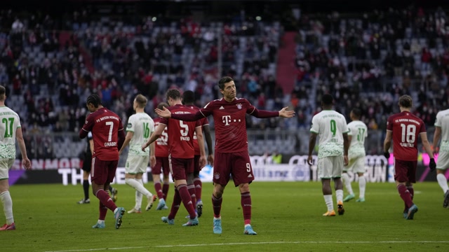 德甲-莱万双响穆勒造乌龙 拜仁4-1逆转菲尔特稳居榜首（拜仁大胜领跑德甲 莱万双响）