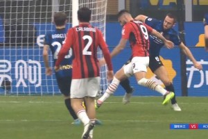 意甲-吉鲁双响佩剑破门特奥补时染红 AC米兰2-1逆转国米距榜首1分（吉鲁转会ac米兰）