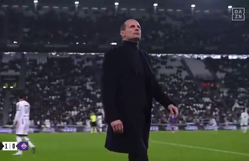 球迷对尤文球员发出嘘声，阿莱格里十分生气并示意闭嘴（尤文老板阿涅利的年龄）