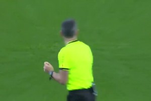 （战斧暴扣!孙铭徽砍14+8+6 半场低迷）该硬气咱就硬气！孙铭徽被突尼斯队员垫脚，起身直接推翻对手！