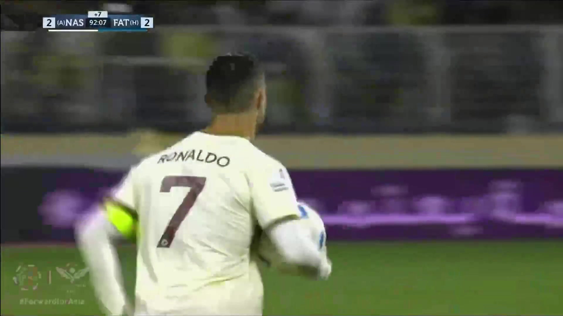 （尼克斯球迷嘲讽特雷杨）尼克斯老鹰第四节 一尼克斯球迷朝特雷-杨吐痰被镜头抓住