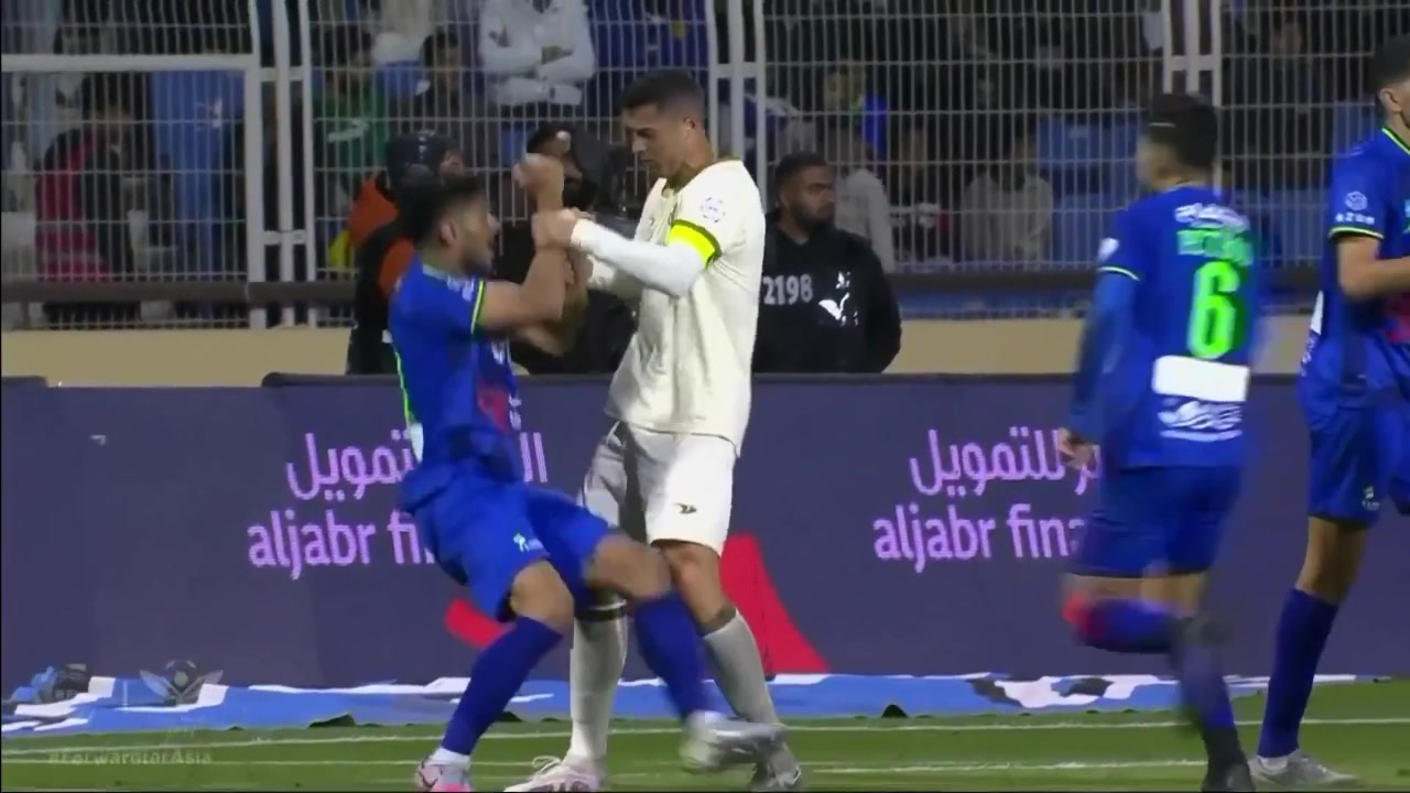 （尼克斯球迷嘲讽特雷杨）尼克斯主场球迷齐声大骂特雷-杨 后者顶住压力微微一笑表示回应