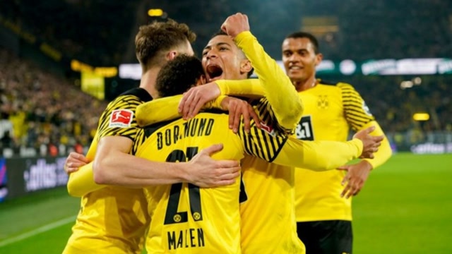 德甲-马伦联赛处子球罗伊斯绝杀 多特2-1斯图加特距榜首1分（马伦转会多特）