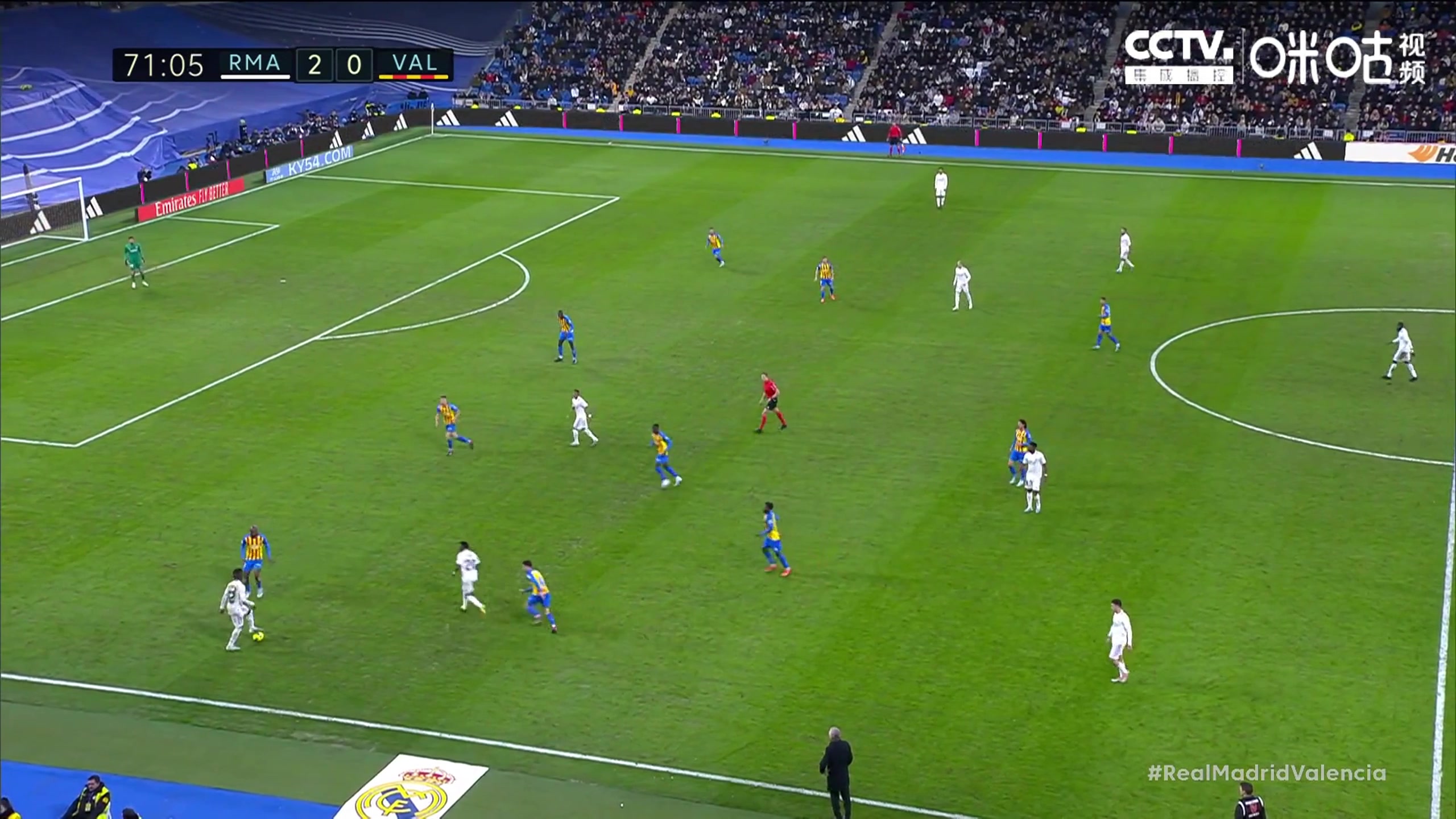 （独行侠诺维茨基退役了吗）为老东家感到开心！独行侠取胜后，诺维茨基在场边鼓掌