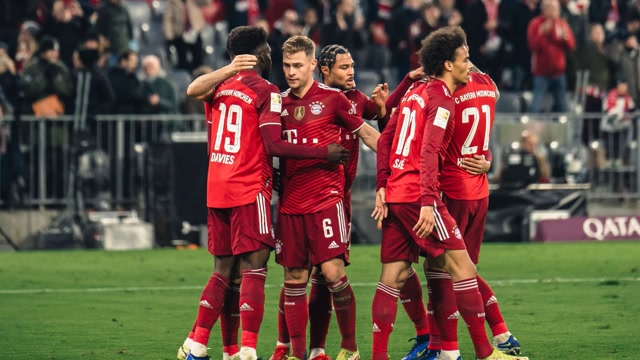 德甲-莱万建功格雷茨卡破门+中柱 拜仁2-1弗赖堡取联赛4连胜（拜仁大胜领跑德甲 莱万双响）