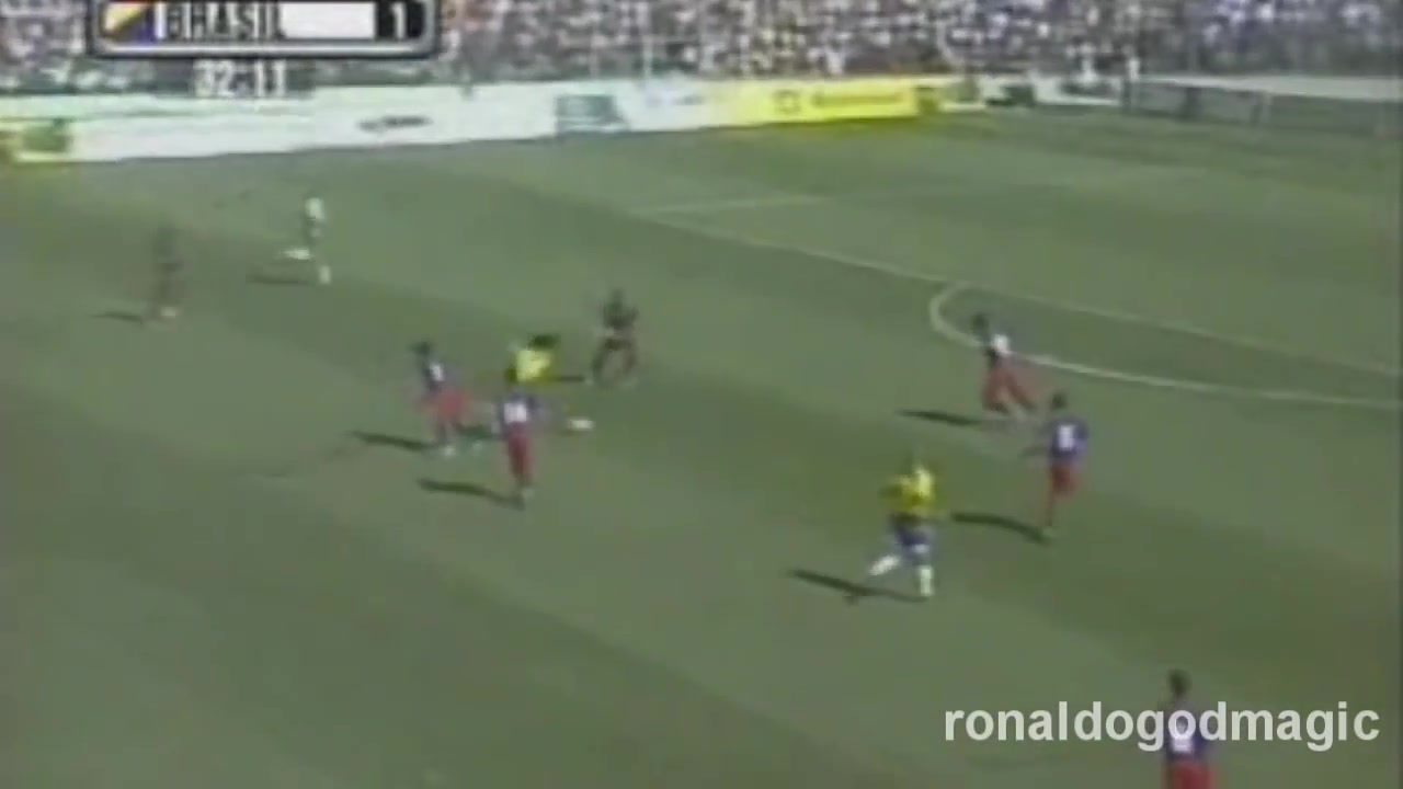 （邓肯回马刺当助教）退役邓肯没事就回马刺蹭食堂 还顺便给队内潜力新星上课