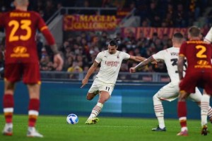 意甲-伊布任意球破门+造点特奥染红 米兰2-1罗马联赛7连胜（意甲伊布怎么了）