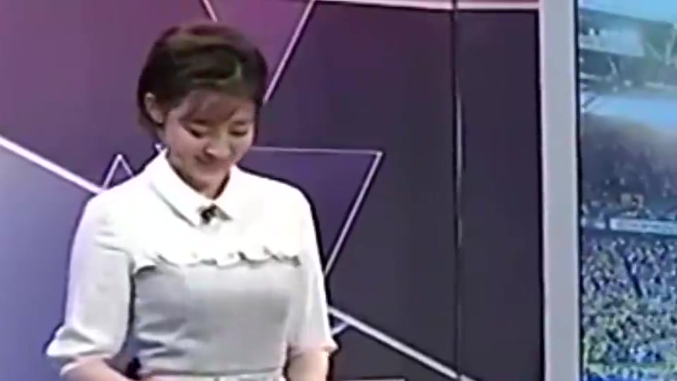 天下足球女主持口误，害羞的表情好可爱（主持天下足球的女主持人）