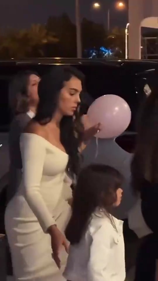 乔治娜身穿优雅白裙参加C罗为自己准备的29岁生日宴（乔治娜 c罗）