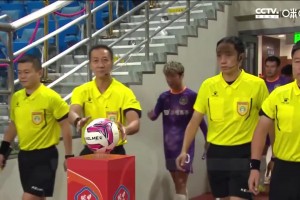 中甲-张一诺“南雄太式”乌龙把球扔进自家大门 成都0-2黑龙江（张一诺致敬南雄太）