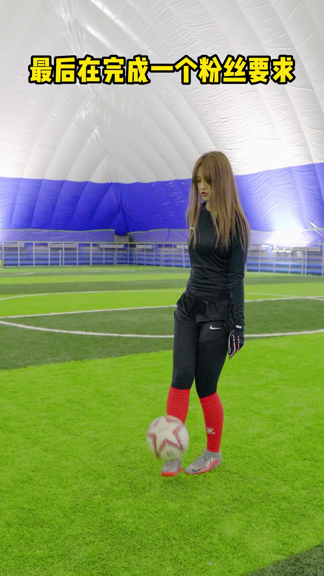 小姐姐单脚颠球的水平可还行？（单脚颠球技巧）