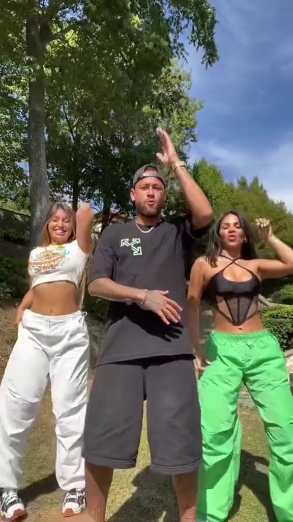 会玩！内马尔和两位美女跳舞（内马尔 跳舞）