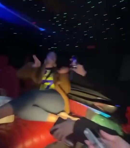 乔治娜和男闺蜜车上嗨歌（乔治娜与男伴跳舞）