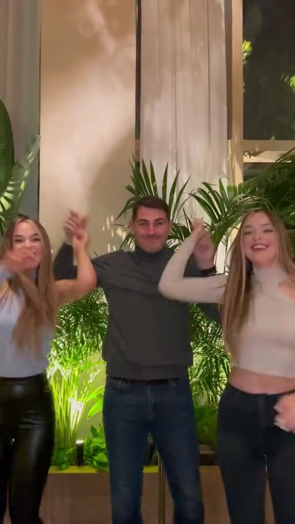 挺嗨的呀！卡西与西班牙双胞胎女歌手跳舞