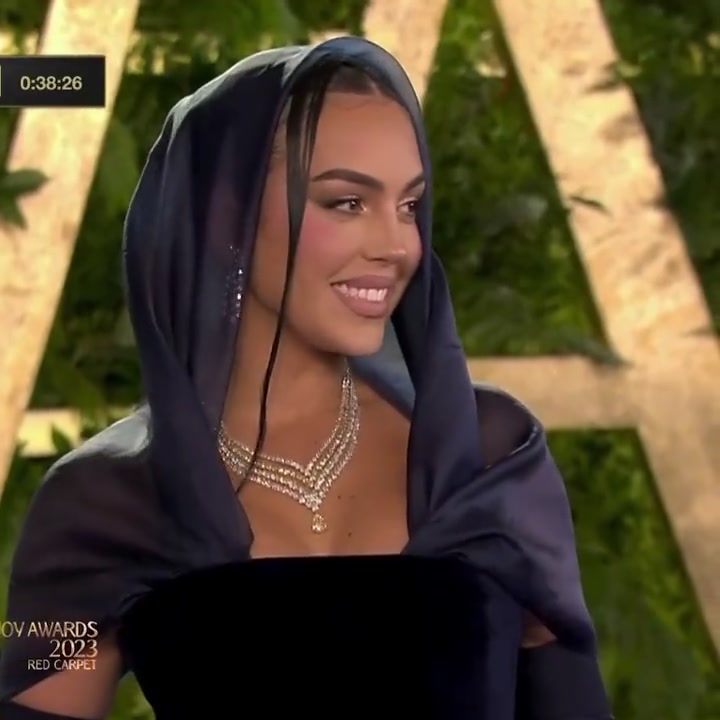 异域风情！乔治娜出席沙特当地颁奖典礼❤️（乔治娜领奖）