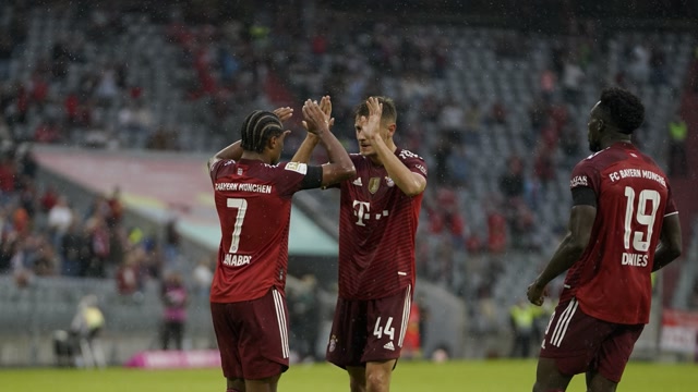 德甲-莱万破门+中框格纳布里双响 拜仁3-2科隆取联赛首胜（莱万双响拜仁5:1大胜科隆）