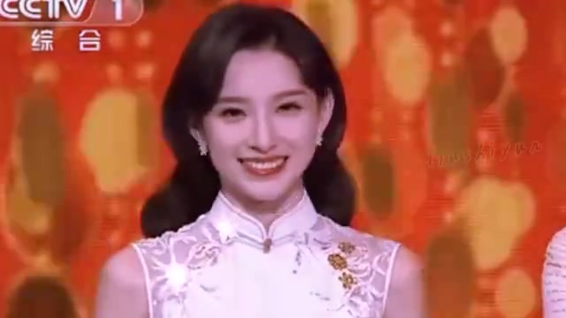 马凡舒再度入选春晚主持，看看去年春晚的她