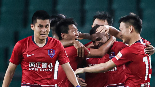 中超-黄希扬任意球破门+助攻 重庆连扳三球3-2逆转九人河南（重庆球员黄希扬）