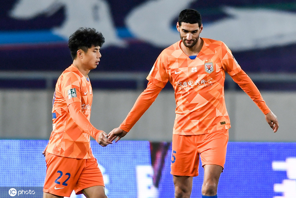 足协杯-费莱尼头球建功段刘愚两连击破门 鲁能2-0绿城跻身八强（鲁能费莱尼头球被吹）