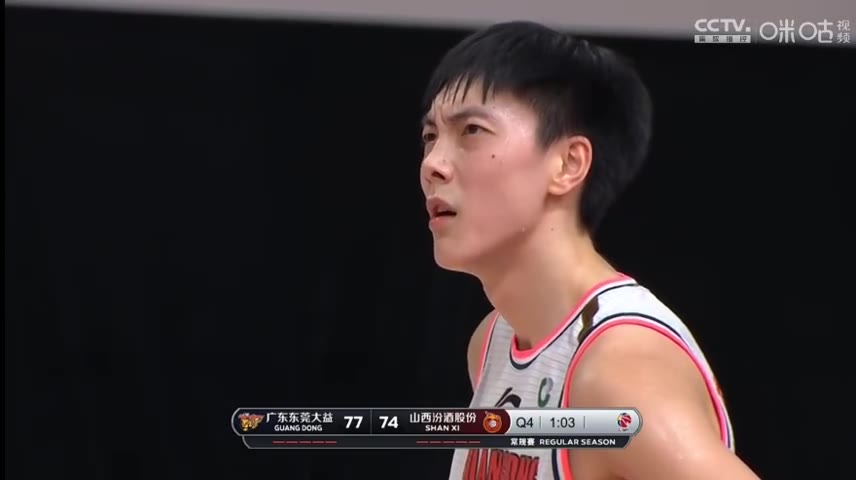 （胡明轩球赛）时光倒流？胡明轩抢板犯规 1分钟后技术台想起已bonus补山西罚球