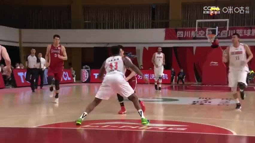 （2020山西教练）判罚有争议！山西教练组不满判罚被吹技术犯规