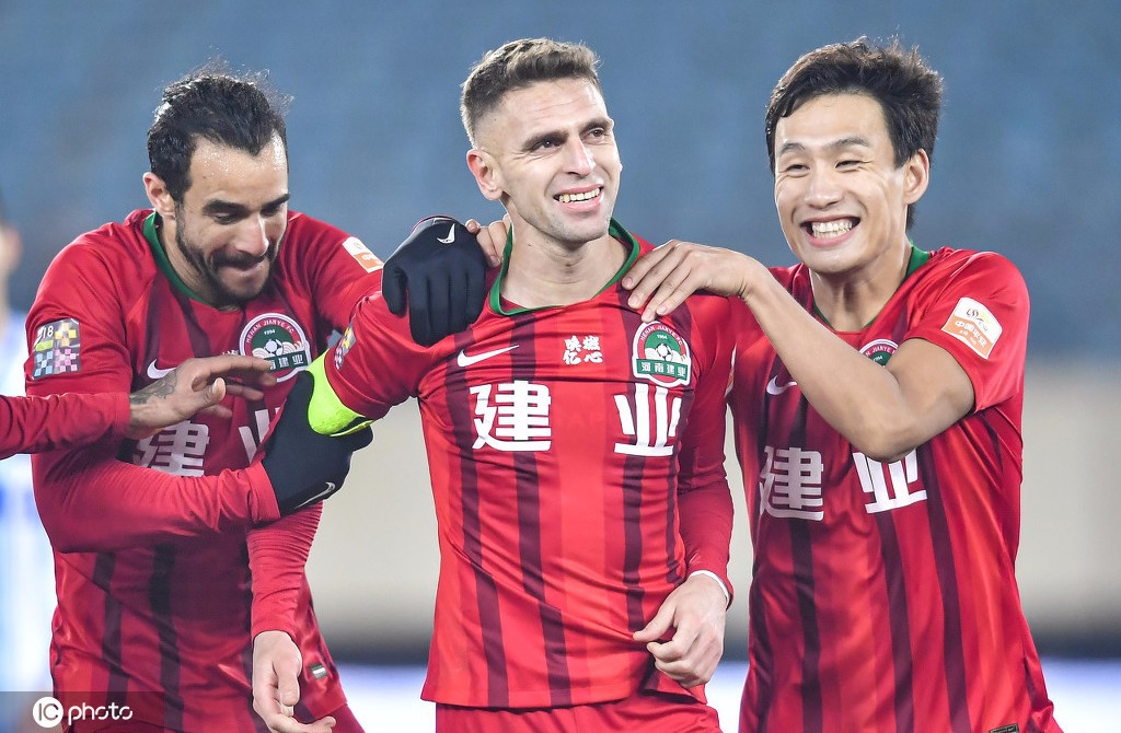 考古视频：被KG嘲讽“老婆像甜甜圈” 社会瓜带人堵大巴