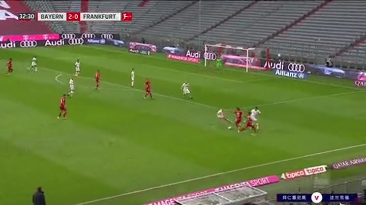 德甲-莱万戴帽萨内世界波阿方索伤退 拜仁5-0法兰克福（拜仁大胜领跑德甲 莱万双响）