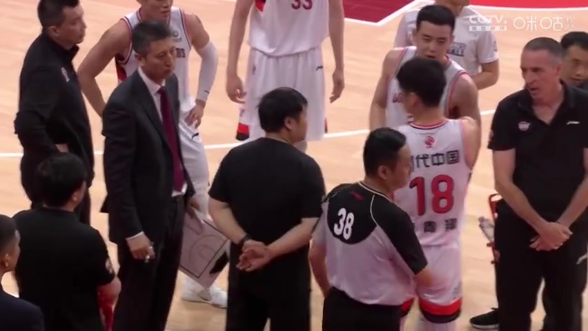 (广州队外援哈斯是哪里人)广州外援哈斯转身一肘打到姜宇星脸上 被吹违体犯规