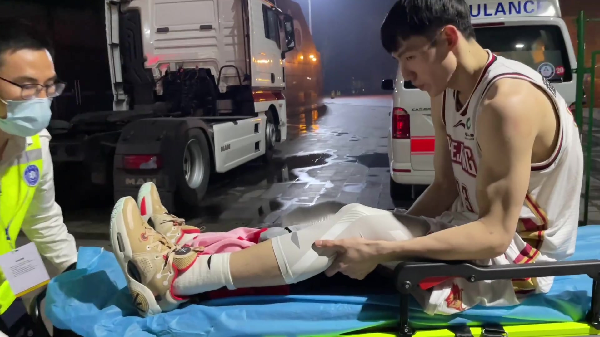 （吴前受伤情况）吴前受伤坐担架离场，被送往医院做进一步检查