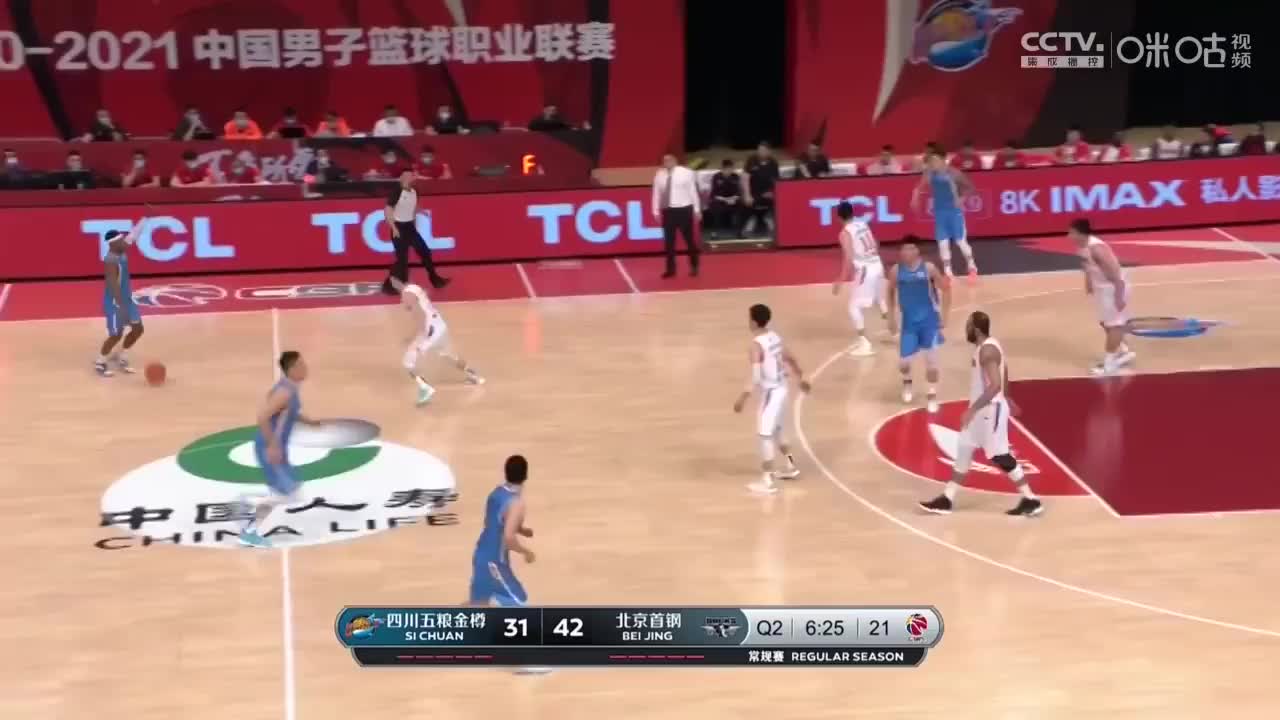 吉布森造成李原宇犯规后失衡 后者将他抱住避免其受伤