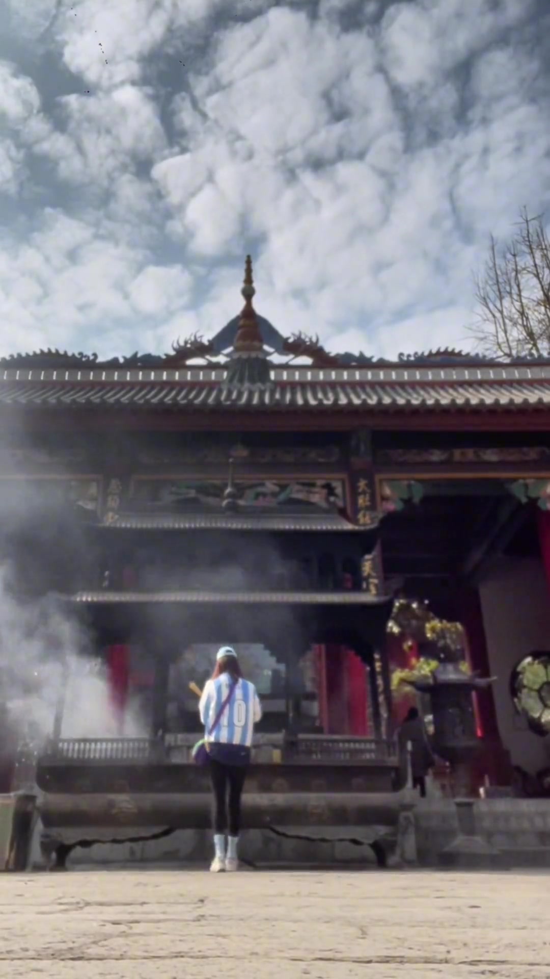 (莫兰特孩子)莫兰特女儿和“大锤”儿子一起玩耍