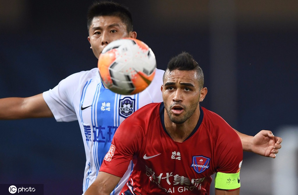 中超-卡尔德克闪击阿德里安一条龙 重庆2-1送泰达七连败（卡尔德克中超数据）