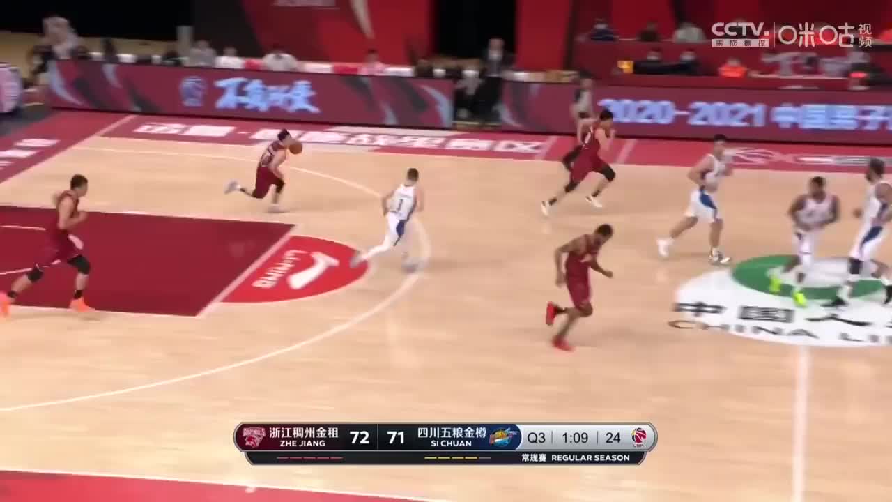 （亨特篮球）亨特防守时踩到兰兹博格脚后跟致其摔倒 裁判回看后吹罚前者违体