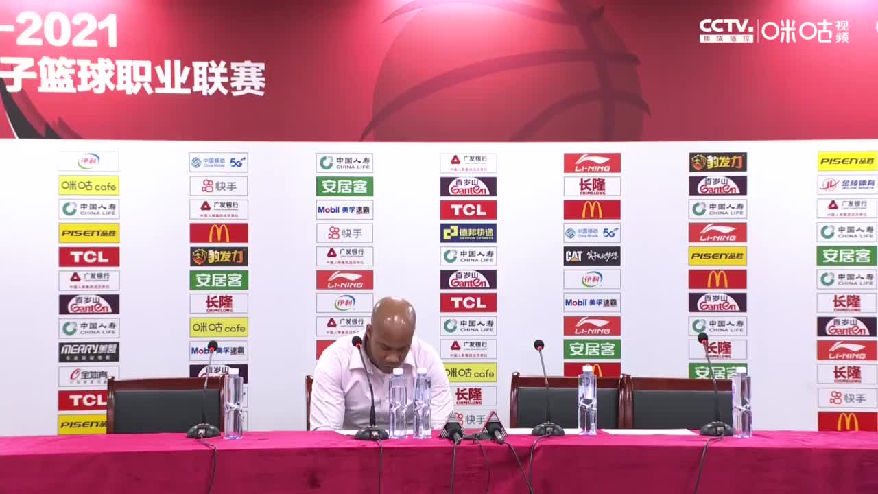 (马布里主教练年薪多少)教练马布里:向球迷和领导道歉 打这么烂我恨不得披挂上阵