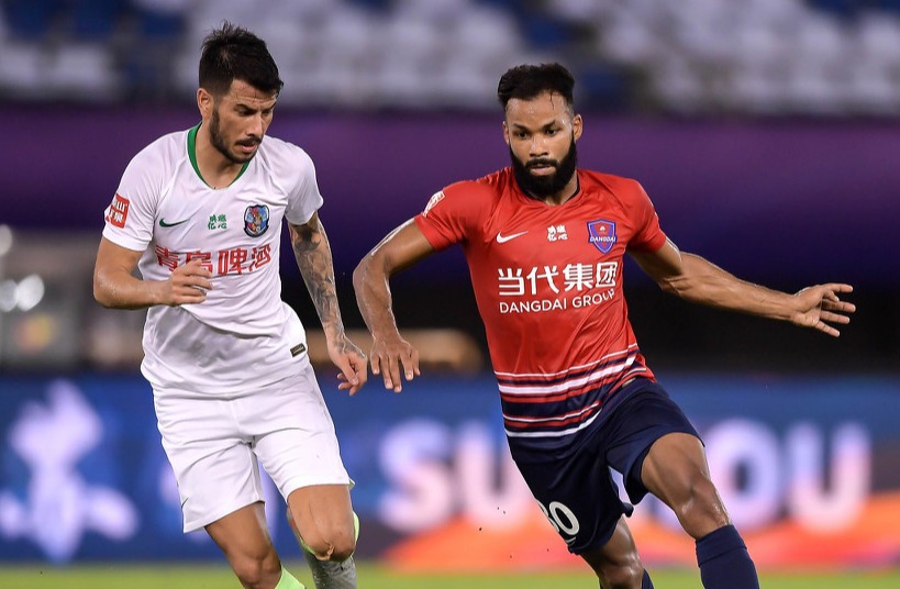 中超-王伟暴力飞踹染红卡尔德克失良机 重庆0-0平十人青岛（球员王伟）