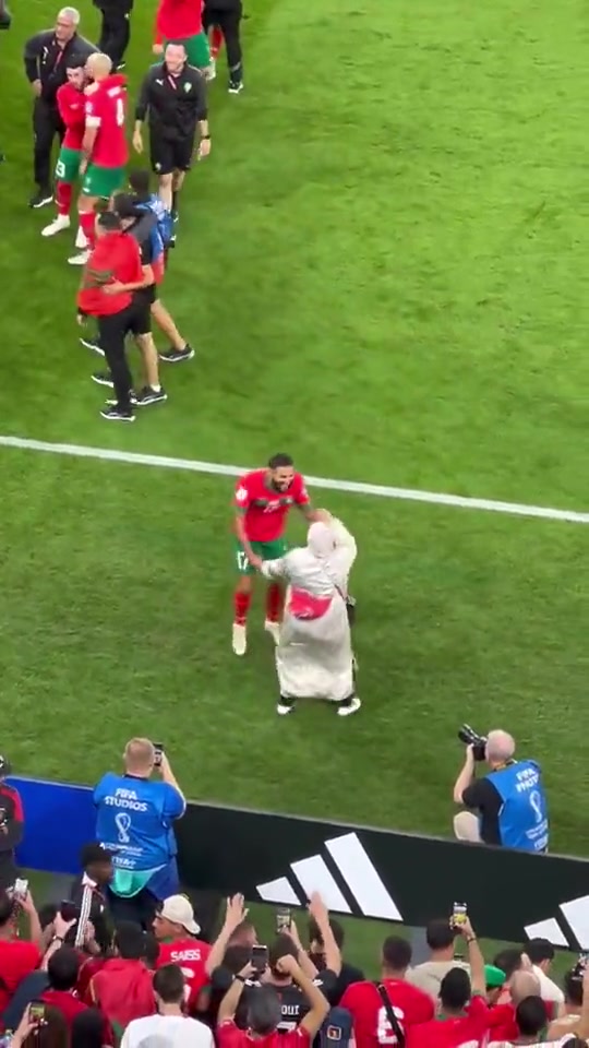 全家骄傲！摩洛哥边锋布法尔带妈妈一起在球场内跳舞（摩洛哥的布格）