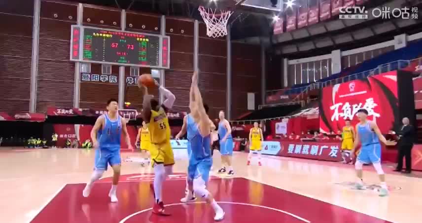 (琼斯在cba)琼斯将球扔向王骁辉方向 吃到一个技术犯规