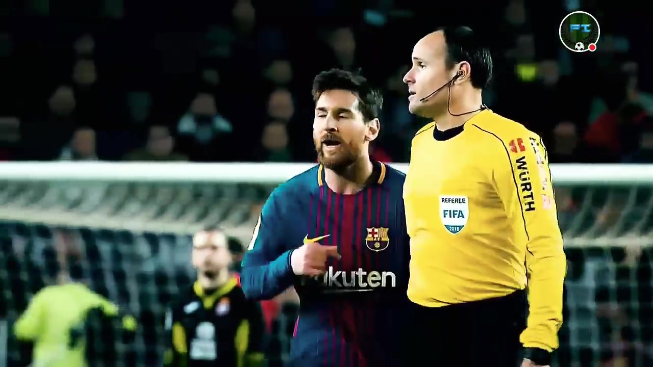 早有恩怨！昔日加泰德比巴萨遭多次粗野犯规，拉奥斯却出牌寥寥（加泰德比武磊进球绝平巴萨）