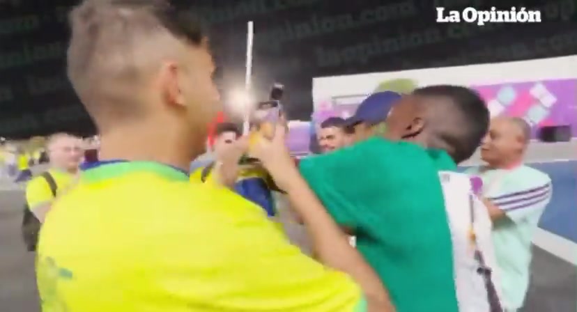 说啥了？愤怒的埃托奥一脚踹翻球迷（埃托奥集锦）