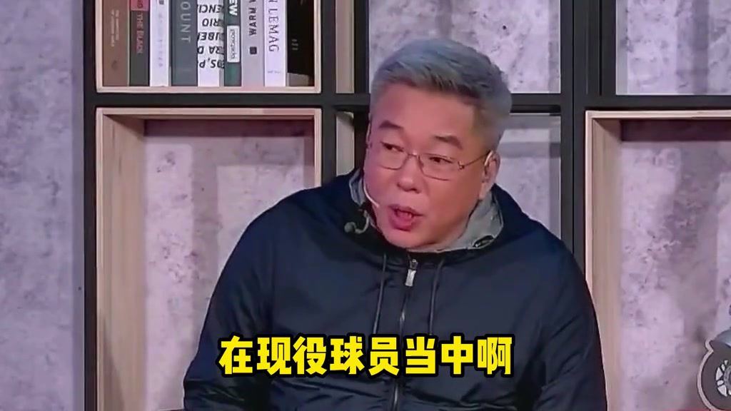 （詹姆斯找艾弗森）在大佬身边站如喽啰！当年詹姆斯也被艾弗森调侃过