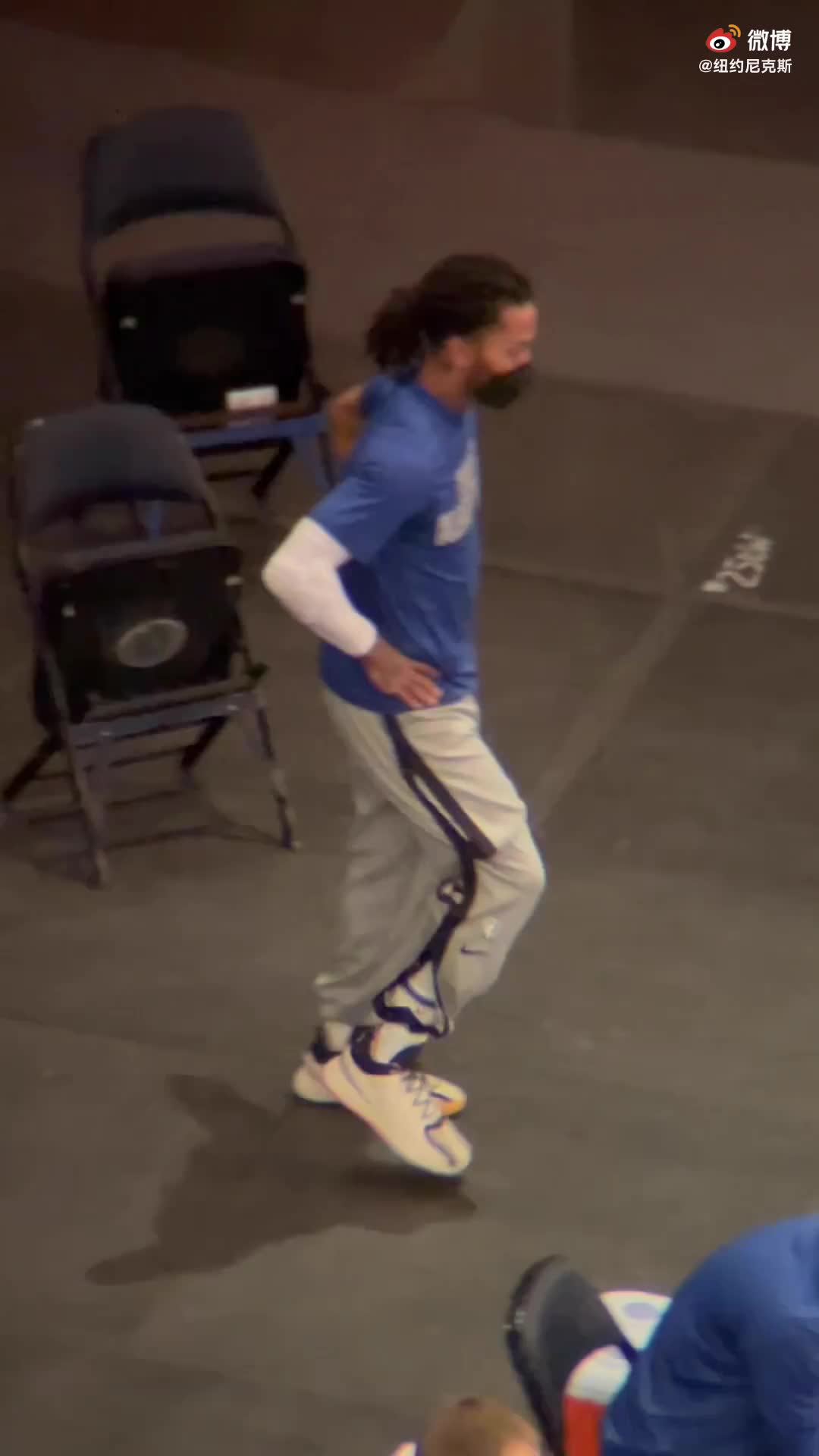 （罗斯的绝技）好喜感！罗斯这是在场边练什么“神功”呢？