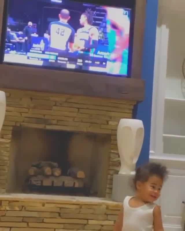 (莫兰特的女儿)可可爱爱!莫兰特女儿观看爸爸比赛喊“daddy”