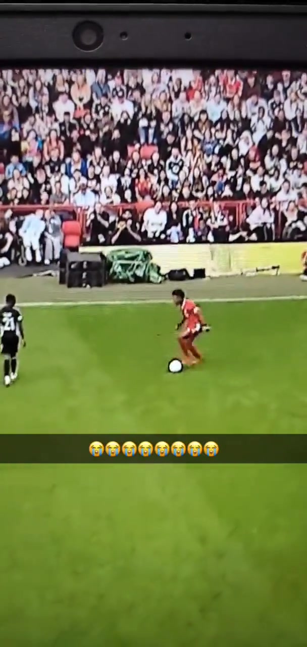 网友恶搞！安东尼边路连续拉球过人！“甲亢哥”这招式我熟悉啊（安东尼场边接球）